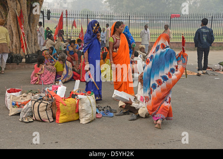 Un grande gruppo di donne indù al di fuori del Forte Rosso a Vecchia Delhi, India Foto Stock