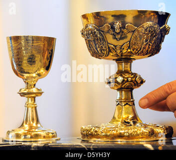 Un riccamente decorate comunione coppa dal tempo di Johann Sebastian Bach (R) e una comunione cup del XVIII secolo di San Tommaso di Chiesa di Lipsia è raffigurato in Leipzig, Germania, 16 ottobre 2012. Il St. Thomas Church, sede del famoso ragazzo Thomaner il coro e l'ultimo luogo di riposo di Johann Sebastian Bach, celebra il suo ottocentesimo anniversario nei prossimi giorni: dal 31 OC Foto Stock