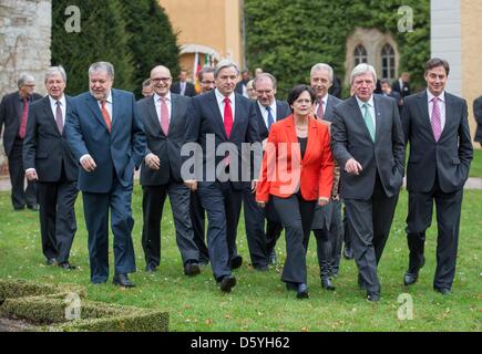 Premier ospite di Turingia Christine Lieberknecht (C) conduce i capi di stati tedeschi per una foto di gruppo in occasione della conferenza di premiers a Ettersburg Palace a Weimar, Germania, 25 ottobre 2012. La due giorni di conferenza autunnale è principalmente interessato con i preparativi per il vertice di energia con il cancelliere tedesco Merkel il 02 novembre. Foto: MICHAEL REICHEL Foto Stock