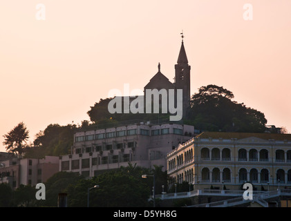 Cina, Macao, la cappella di Nostra Signora di Penha su Penha Hill stagliano contro il cielo di sera Foto Stock