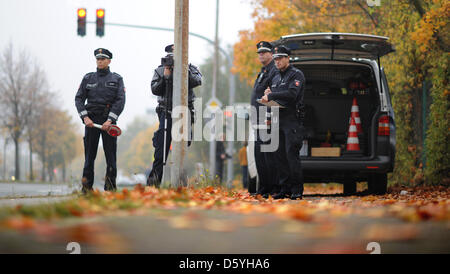 A funzionari di polizia stand durante un controllo di velocità dei piloti di Hannover, Germania, 24 ottobre 2012. Il 24 Ore "Blitz" Maratona ha avuto luogo il mercoledì. Più di mille poliziotti in 312 stazioni di monitoraggio sono state sul dazio. Foto: Julian Stratenschulte Foto Stock