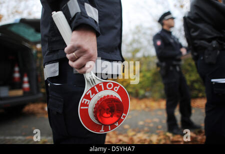 Un funzionario di polizia stand durante un controllo di velocità dei piloti di Hannover, Germania, 24 ottobre 2012. Il 24 Ore "Blitz" Maratona ha avuto luogo il mercoledì. Più di mille poliziotti in 312 stazioni di monitoraggio sono state sul dazio. Foto: Julian Stratenschulte Foto Stock