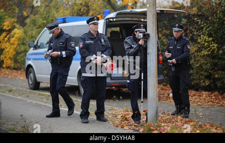 A funzionari di polizia stand durante un controllo di velocità dei piloti di Hannover, Germania, 24 ottobre 2012. Il 24 Ore "Blitz" Maratona ha avuto luogo il mercoledì. Più di mille poliziotti in 312 stazioni di monitoraggio sono state sul dazio. Foto: Julian Stratenschulte Foto Stock