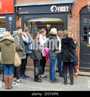 Il solo modo è Essex membro del cast Joey Essex shop con la coda dei clienti al di fuori della sua recentemente aperto Fusey negozio di moda Foto Stock