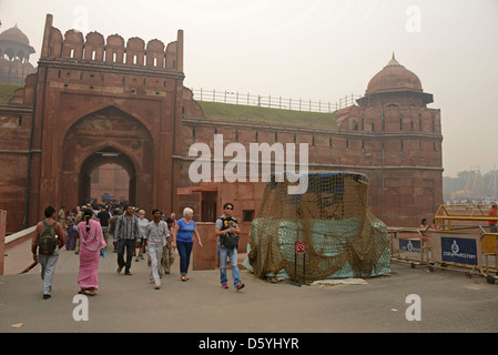 I visitatori entrano nel Lahore Gate al Red Fort nella Vecchia Delhi, India Foto Stock