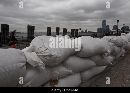 I sacchi di sabbia sono impilati nella parte finale a sud di Manhattan dove la Hudson ed East River si incontrano a New York, Stati Uniti d'America, 28 ottobre 2012. I Newyorkesi rendono urgente ultimi preparativi prima della data prevista di arrivo di super tempesta di sabbia. Foto: Daniel Schnettler Foto Stock