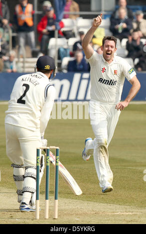 Chelmsford Essex, Regno Unito. Il 10 aprile 2013. David Masters (Essex) celebra il paletto di Michael Klinger - LV County Championship - Essex CCC vs Gloucestershire CCC. Credit: Azione Plus immagini di Sport / Alamy Live News Foto Stock