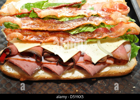 Sandwich di carne conditi con pancetta Foto Stock