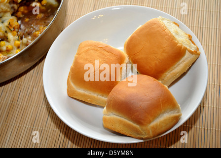 3 cena rotoli in una ciotola bianco Foto Stock