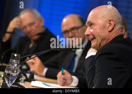 Il Ministro delle finanze tedesco Wolfgang Schaeuble (L), il suo omologo francese Pierre Moscovici e Organizzazione mondiale del commercio (OMC) Direttore generale Pascal Lamy (R) frequentano il Nicolas Berggruen Conferenza di Berlino, 30 ottobre 2012. Thomas Peter dpa +++(c) dpa - Bildfunk+++ Foto Stock