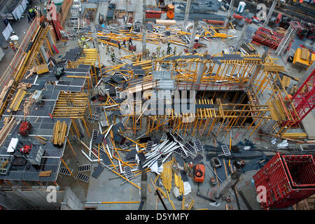 Un design strutturale è collassato sul sito di costruzione per il centro commerciale a Leipziger Platz 12 a Berlino (Germania), 30 ottobre 2012. Circa mille metri quadrati è collassato durante la costruzione. Il dipartimento dei vigili del fuoco è segnalato numerosi feriti. Foto: ROBERT SCHLESINGER Foto Stock