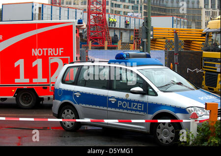 Forze di polizia e dei vigili del fuoco i veicoli sedersi sul sito di costruzione per il centro commerciale a Leipziger Platz 12 a Berlino (Germania), 30 ottobre 2012. Circa mille metri quadrati è collassato durante la costruzione. Il dipartimento dei vigili del fuoco è segnalato numerosi feriti. Foto: TIM BRAKEMEIER Foto Stock