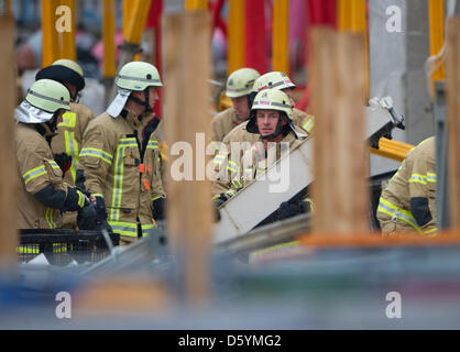 I vigili del fuoco pulire i detriti sul sito di costruzione per il centro commerciale a Leipziger Platz 12 a Berlino (Germania), 30 ottobre 2012. Circa mille metri quadrati è collassato durante la costruzione. Il dipartimento dei vigili del fuoco è segnalato numerosi feriti. Foto: TIM BRAKEMEIER Foto Stock