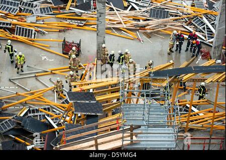 Una struttura è collassato sul sito di costruzione per il centro commerciale a Leipziger Platz 12 a Berlino (Germania), 30 ottobre 2012. Circa mille metri quadrati è collassato durante la costruzione. Il dipartimento dei vigili del fuoco è segnalato numerosi feriti. Foto: ROBERT SCHLESINGER Foto Stock