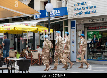 I soldati delle Nazioni Unite da Argentinia a piedi lungo il Ledra la strada dello shopping di Nicosia, Cipro, 20 settembre 2012. La cosiddetta linea verde attraversa Ledra Street che divide la città vecchia di Nicosia e l'intera isola di Cipro ed è custodito da un zona di buffer. Cipro è un'isola divisa dal momento che la Turchia ha lanciato un'invasione militare nel 1974 per impedire che la presunta prevista adesione Foto Stock