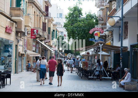 I pedoni a piedi lungo il Ledra la strada dello shopping di Nicosia, Cipro, 20 settembre 2012. La cosiddetta "linea verde" corre attraverso Ledra Street che divide la città vecchia di Nicosia e l'intera isola di Cipro ed è custodito da un zona di buffer. Cipro è un'isola divisa dal momento che la Turchia ha lanciato un'invasione militare nel 1974 per impedire che la presunta prevista adesione di Cipro di gree Foto Stock