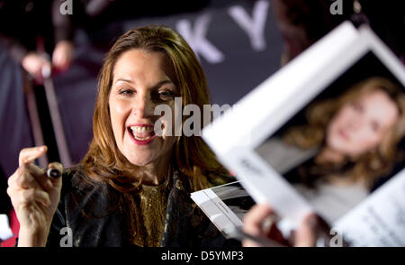 Produttore Barbara Broccoli arriva per la premiere del nuovo film di James Bond 'Skyfall' presso il Teatro Musicale a Potsdamer Platz a Berlino, Germania, 30 ottobre 2012. Foto: Joerg Carstensen Foto Stock