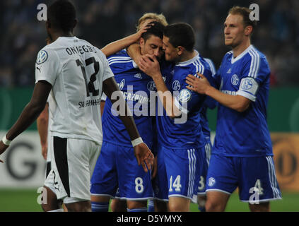 Schalke's Ciprian Marica (2-L), Benedikt Hoewedes (R) e Kyriakos Papadopoulos (2-R) celebrare la 2-0 obiettivo durante la DFB Cup seconda partita tra FC Schalke 04 e SV Sandhausen alla Veltins Arena di Gelsenkirchen (Germania), 30 ottobre 2012. Foto: Frederic Scheidemann Foto Stock