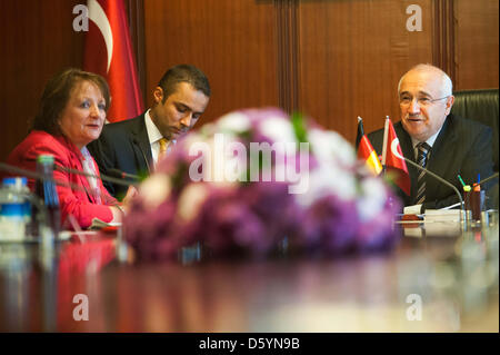 Il Ministro tedesco della giustizia Sabine Leutheusser-Schnarrenberger (FDP) parla al Presidente della Grande Assemblea nazionale della Turchia, Cemil Cicek (R), a Ankara, Germania, 31 ottobre 2012. Il Ministro tedesco della giustizia è su una quattro giorni di visita in Turchia. Foto: MAURIZIO GAMBARINI Foto Stock