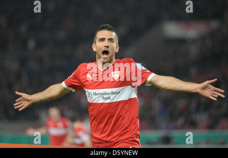 Stuttgart, Vedad Ibisevic celebra la sua 2-0 obiettivo durante la DFB Cup match tra VfB Stuttgart e FC St Pauli a Mercedes-Benz Arena a Stoccarda, Germania, 31 ottobre 2012. Foto: MARIJAN MURAT (ATTENZIONE: La DFB vieta l'utilizzazione e la pubblicazione di immagini sequenziali su internet e altri media online durante il match (comprese a metà tempo). Attenzione: il blocco Foto Stock