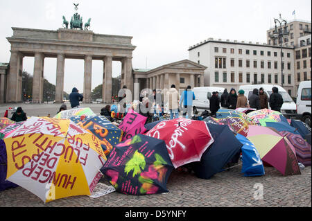 Un gruppo di richiedenti asilo ai rifugiati si riuniscono di fronte di furgoni presso la Porta di Brandeburgo a Berlino, Germania, 01 novembre 2012. I cittadini hanno provvisoriamente fornita la protesta dei profughi con furgoni e camper per cercare riparo dal freddo. I manifestanti, alcuni di essi in sciopero della fame, domanda cambia in tedesco le politiche di asilo. Foto: Marc Tirl Foto Stock