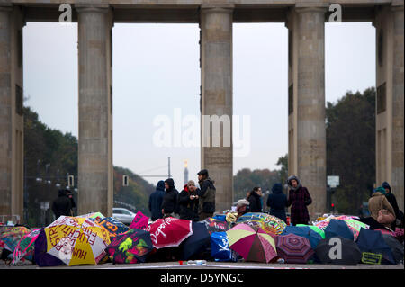 Un gruppo di richiedenti asilo e rifugiati sostenitori si riuniscono di fronte di furgoni presso la Porta di Brandeburgo a Berlino, Germania, 01 novembre 2012. I cittadini hanno provvisoriamente fornita la protesta dei profughi con furgoni e camper per cercare riparo dal freddo. I manifestanti, alcuni di essi in sciopero della fame, domanda cambia in tedesco le politiche di asilo. Foto: Marc Tirl Foto Stock