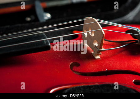 Frammento di violino e archetto in caso Foto Stock