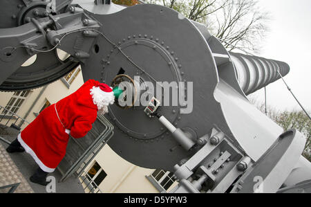 Un babbo natale guarda attraverso un telescopio gigante dell'Osservatorio Archehold a Berlino, Germania, 01 novembre 2012. Molte agenzie hanno presentato i loro servizi per il Natale: le famiglie hanno la possibilità di prenotare Santa Clausole e angeli per la Vigilia di Natale. Foto: Annibale Foto Stock