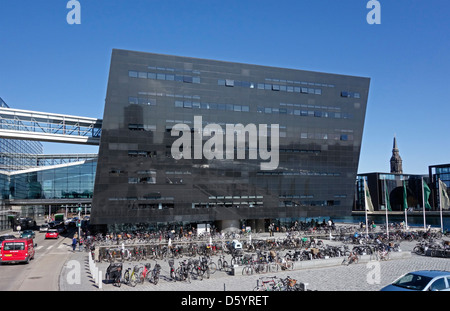 Il Royal Danish Library è alloggiato in un edificio chiamato il diamante nero situato sul lungomare di Copenhagen in Danimarca Foto Stock