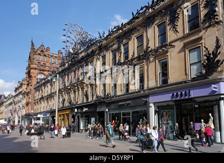Gli acquirenti e i visitatori a Buchanan Street presso il Princes Square ingressi a Glasgow Scozia su una soleggiata giornata di primavera Foto Stock