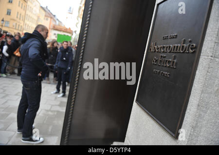 Un uomo sta in piedi di fronte ad un albergo di nuova apertura Abercrombie & Fitch store a Monaco di Baviera, Germania, il 2 novembre 2012. Foto: Andreas Gebert Foto Stock