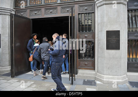 I clienti a stare di fronte ad un albergo di nuova apertura Abercrombie & Fitch store a Monaco di Baviera, Germania, il 2 novembre 2012. Foto: Andreas Gebert Foto Stock