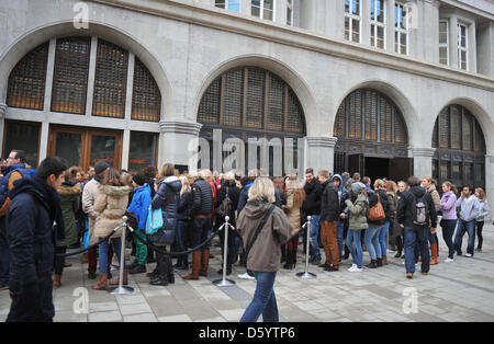 I clienti a stare di fronte ad un albergo di nuova apertura Abercrombie & Fitch store a Monaco di Baviera, Germania, il 2 novembre 2012. Foto: Andreas Gebert Foto Stock