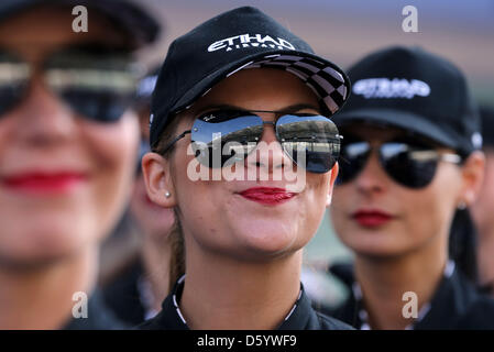 Le ragazze della griglia visto durante il driver's Parade prima dello start del Gran Premio di Formula Uno di Abu Dhabi nel circuito di Yas Marina in Abu Dhabi, Emirati Arabi Uniti, 04 novembre 2012. Foto: Jens Buettner/dpa +++(c) dpa - Bildfunk+++ Foto Stock