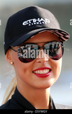 Le ragazze della griglia visto durante il driver's Parade prima dello start del Gran Premio di Formula Uno di Abu Dhabi nel circuito di Yas Marina in Abu Dhabi, Emirati Arabi Uniti, 04 novembre 2012. Foto: Jens Buettner/dpa +++(c) dpa - Bildfunk+++ Foto Stock