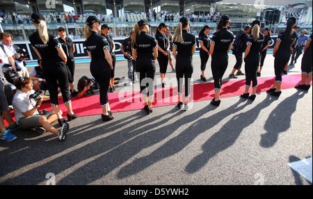 Le ragazze della griglia visto durante il driver's Parade prima dello start del Gran Premio di Formula Uno di Abu Dhabi nel circuito di Yas Marina in Abu Dhabi, Emirati Arabi Uniti, 04 novembre 2012. Foto: Jens Buettner/dpa Foto Stock