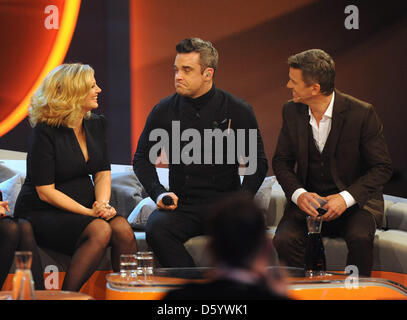 Attrice tedesca Barbara Schoeneberger (L) e la televisione tedesca host Markus Lanz (R) parlare al cantante britannico Robbie Williams (C) durante la televisione tedesca game show "Wetten Das...? (Vuoi scommettere...?), ospitato da Markus Lanz (L) in corrispondenza dell OVB-Arena a Brema, in Germania, 3 novembre 2012. Foto: Ingo Wagner Foto Stock