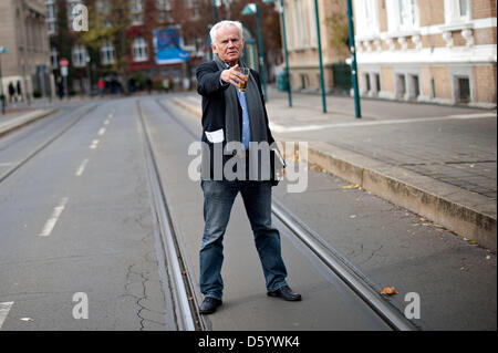 Fotografo tedesco Jim Rakete posa per fotografie duirng l'apertura della sua mostra "stand der Dinge' ('State degli affari") di Braunschweig, Germania, 04 novembre 2012. La mostra presso il Museo della città di Braunschweig è aperto dal 04 novembre fino al 02 dicembre. Foto: Emily Wabitsch Foto Stock