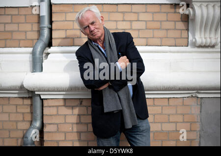 Fotografo tedesco Jim Rakete posa per fotografie duirng l'apertura della sua mostra "stand der Dinge' ('State degli affari") di Braunschweig, Germania, 04 novembre 2012. La mostra presso il Museo della città di Braunschweig è aperto dal 04 novembre fino al 02 dicembre. Foto: Emily Wabitsch Foto Stock