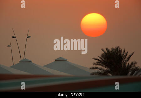 Il sole tramonta sopra la pista dopo lo start del Gran Premio di Formula Uno di Abu Dhabi nel circuito di Yas Marina in Abu Dhabi, Emirati Arabi Uniti, 04 novembre 2012. Foto: Jens Buettner/dpa Foto Stock