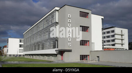 Un edificio Bauhaus è raffigurato nella Dessau-Rosslau, Germania, 05 novembre 2012. Gli Stati tedeschi di Saony-Anhalt, Baden-Wuerttemberg, Berlino, Bassa Sassonia e Turingia costituita una associazione Bauhaus al fine di organizzare il centesimo anniversario del Bauhaus nel 2019. Foto: Jens Wolf Foto Stock