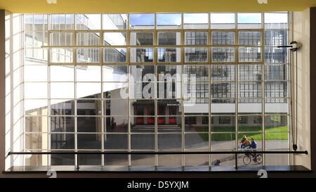 L'edificio Bauhaus è raffigurato nella Dessau-Rosslau, Germania, 05 novembre 2012. Gli Stati tedeschi di Saony-Anhalt, Baden-Wuerttemberg, Berlino, Bassa Sassonia e Turingia costituita una associazione Bauhaus al fine di organizzare il centesimo anniversario del Bauhaus nel 2019. Foto: Jens Wolf Foto Stock