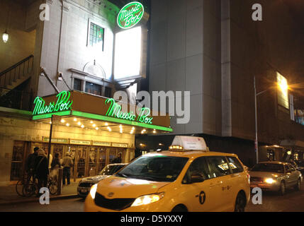 Ein Taxi fährt am Montagabend (05.11.2012) in New York auf dem am Broadway Theatre Music Box vorbei. Hier ist die Premiere des neuen Broadway-Stücks der Hollywood-Schauspielerin Katie Holmes am Montagabend mit Applaus begeistertem gefeiert worden. In "Account morto" (auf Deutsch etwa: Tote Konten) spielt Holmes eine junge Frau aus dem Mittleren Westen der USA, die nach einer gesche Foto Stock