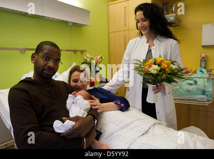 Direttore della clinica di Ginecologia ed Ostetricia presso l'Ospedale Universitario di Pauline Wimberger (R) si congratula con Anne-Cecile madre e padre Luc Richol per la nascita del loro bambino Matteo Noè Richol nella loro stanza di ospedale a Dresda, Germania, 06 novembre 2012. Tre settimane prima che in 2011, Carl Gustav Carus era il duemila bambino nato in università Hosptial a Dresda il 05 Foto Stock