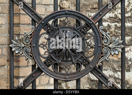 Vintage forgiato elemento decorativo sulla porta di metallo nella parte vecchia di Tallinn, Estonia Foto Stock