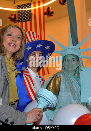 Il Ministro bavarese di giustizia Beate Merk pone con stilt artisti vestito come Satue di libertà e lo zio Sam come essi partecipare ad un evento di festa per le elezioni presidenziali americane 2012 presso la Casa America a Monaco di Baviera, Germania, 06 novembre 2012. Foto: Frank Leonhardt Foto Stock