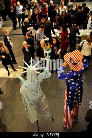 Stilt artisti vestito come Satue di libertà e lo zio Sam partecipare ad un evento di festa per le elezioni presidenziali americane 2012 presso la Casa America a Monaco di Baviera, Germania, 06 novembre 2012. Foto: Frank Leonhardt Foto Stock