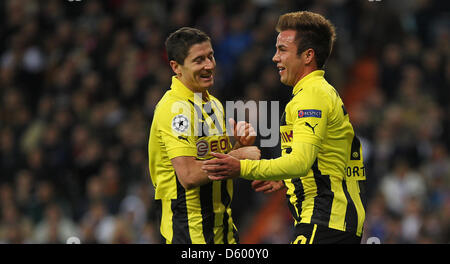 Dortmund's Mario Götze (R) celebra il suo 2:1-obiettivo con Robert Lewandowski durante la Champions League Gruppo D partita di calcio tra il Real Madrid e il Borussia Dortmund al Santiago Bernabeu Stadium in Spagna a Madrid il 6 novembre 2012. La partita è finita 2:2. Foto: Fabian Stratenschulte/dpa Foto Stock