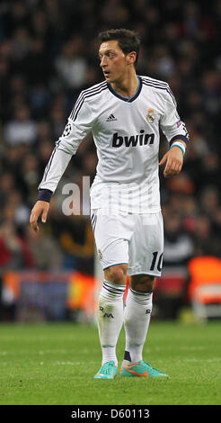 Del Real Madrid Mesut Oezil è visto durante la Champions League Gruppo D partita di calcio tra il Real Madrid e il Borussia Dortmund al Santiago Bernabeu Stadium in Spagna a Madrid il 6 novembre 2012. La partita è finita 2:2. Foto: Fabian Stratenschulte/dpa Foto Stock