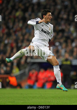 Del Real Madrid Mesut Oezil è visto durante la Champions League Gruppo D partita di calcio tra il Real Madrid e il Borussia Dortmund al Santiago Bernabeu Stadium in Spagna a Madrid il 6 novembre 2012. La partita è finita 2:2. Foto: Fabian Stratenschulte/dpa Foto Stock